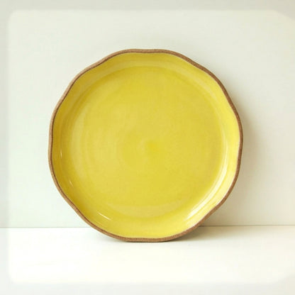 Prato Encontro Salada Orgânico em cerâmica artesanal — argila Cappuccino, esmalte Amarelo Intenso