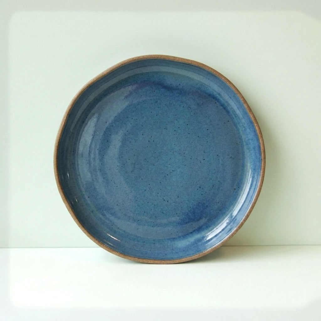 Prato Encontro Salada Orgânico em cerâmica artesanal — argila Cappuccino, esmalte Azul Safira