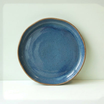 Prato Encontro Salada Orgânico em cerâmica artesanal — argila Cappuccino, esmalte Azul Safira