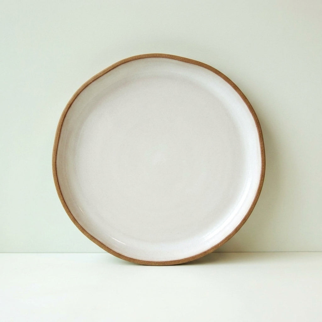 Prato Encontro Salada Orgânico em cerâmica artesanal — argila Cappuccino, esmalte Branco AMME