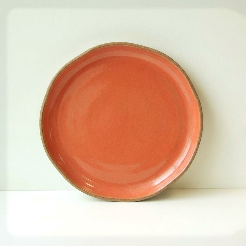 Prato Encontro Salada Orgânico em cerâmica artesanal — argila Cappuccino, esmalte Laranja Intenso