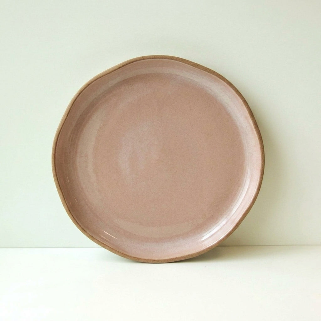 Prato Encontro Salada Orgânico em cerâmica artesanal — argila Cappuccino, esmalte Nude
