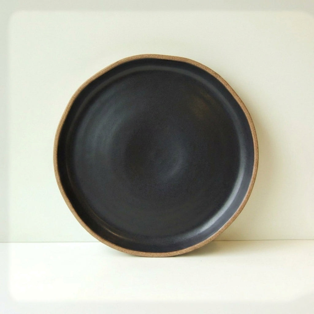 Prato Encontro Salada Orgânico em cerâmica artesanal — argila Cappuccino, esmalte Preto Acetinado