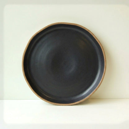 Prato Encontro Salada Orgânico em cerâmica artesanal — argila Cappuccino, esmalte Preto Acetinado