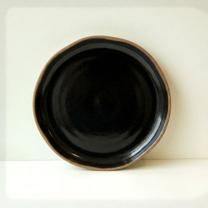 Prato Encontro Salada Orgânico em cerâmica artesanal — argila Cappuccino, esmalte Preto Ébano
