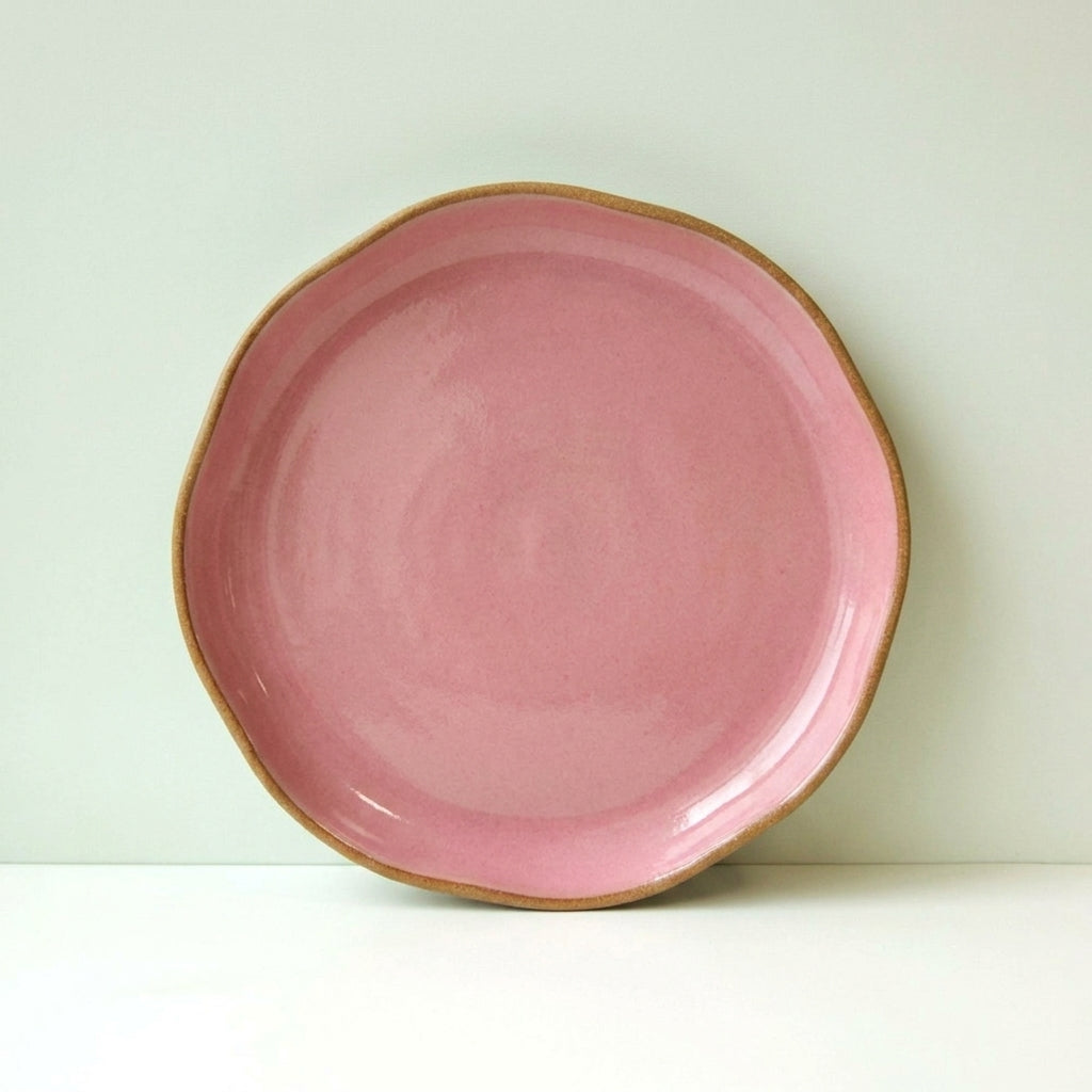 Prato Encontro Salada Orgânico em cerâmica artesanal — argila Cappuccino, esmalte Rosa Barbie