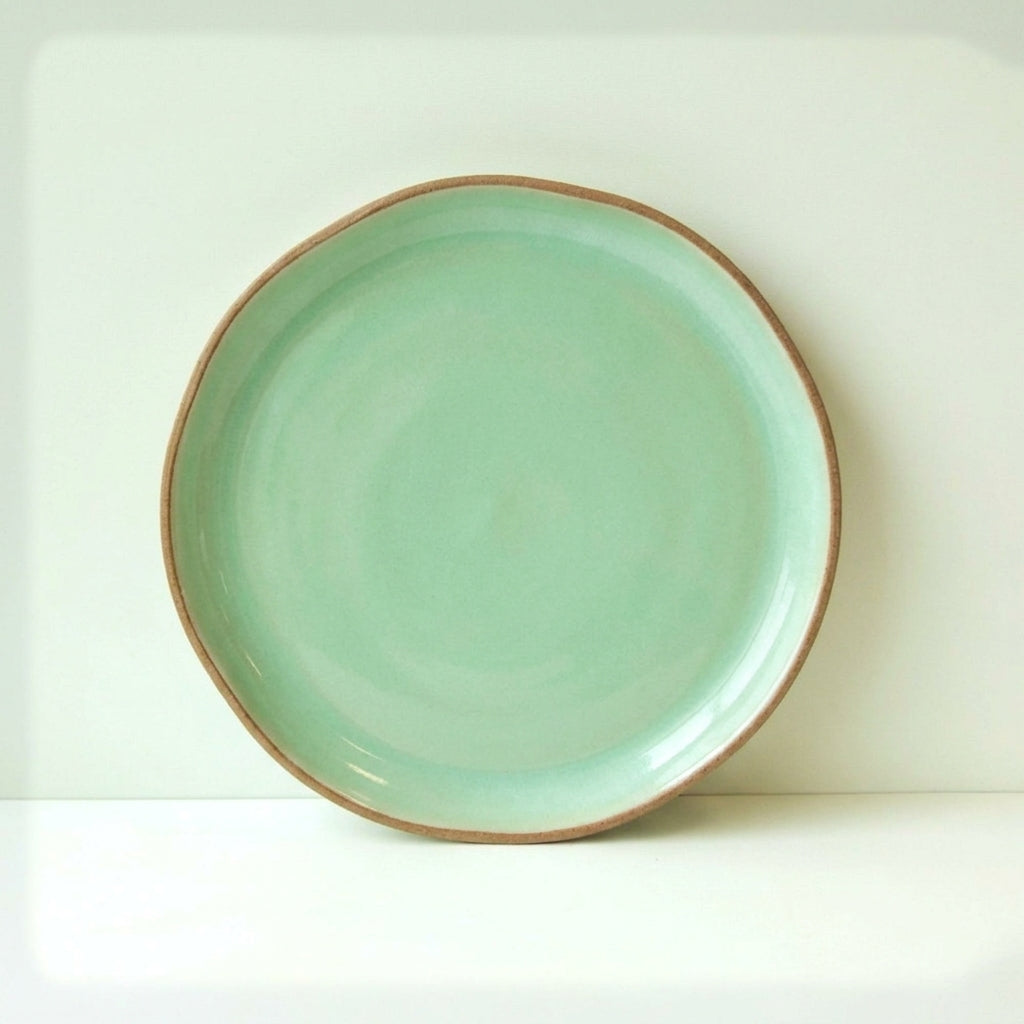 Prato Encontro Salada Orgânico em cerâmica artesanal — argila Cappuccino, esmalte Verde Menta