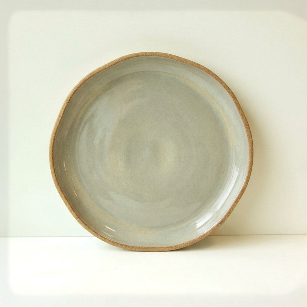 Prato Encontro Salada Orgânico em cerâmica artesanal — argila Cappuccino, esmalte Verde Pompeia