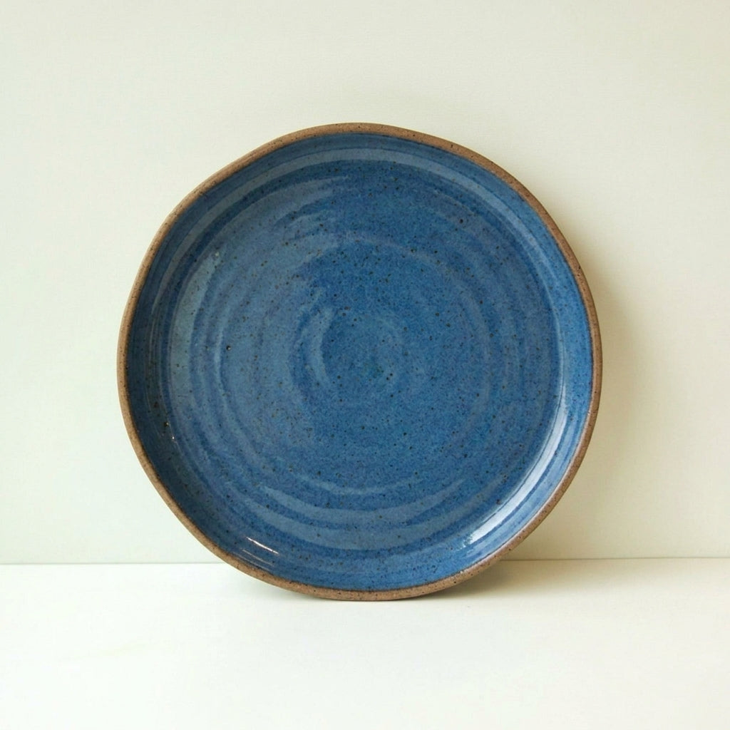 Prato Encontro Salada Orgânico em cerâmica artesanal — argila Flocos, esmalte Azul Safira