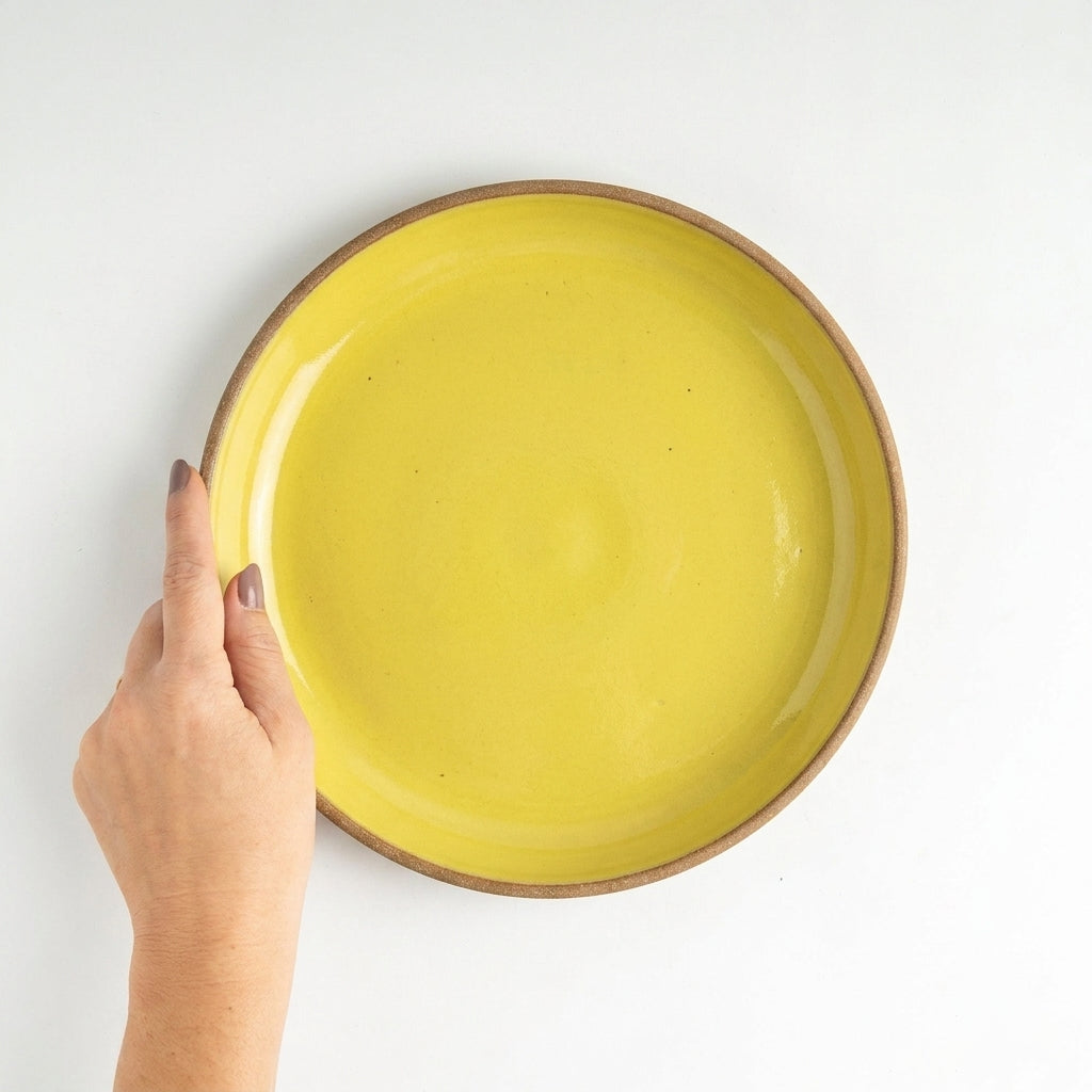 Prato Encontro Salada em cerâmica artesanal — argila Cappuccino, esmalte Amarelo Intenso