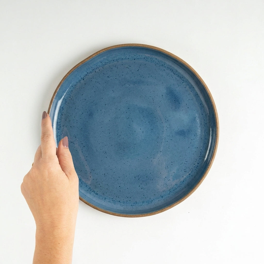 Prato Encontro Salada em cerâmica artesanal — argila Cappuccino, esmalte Azul Safira