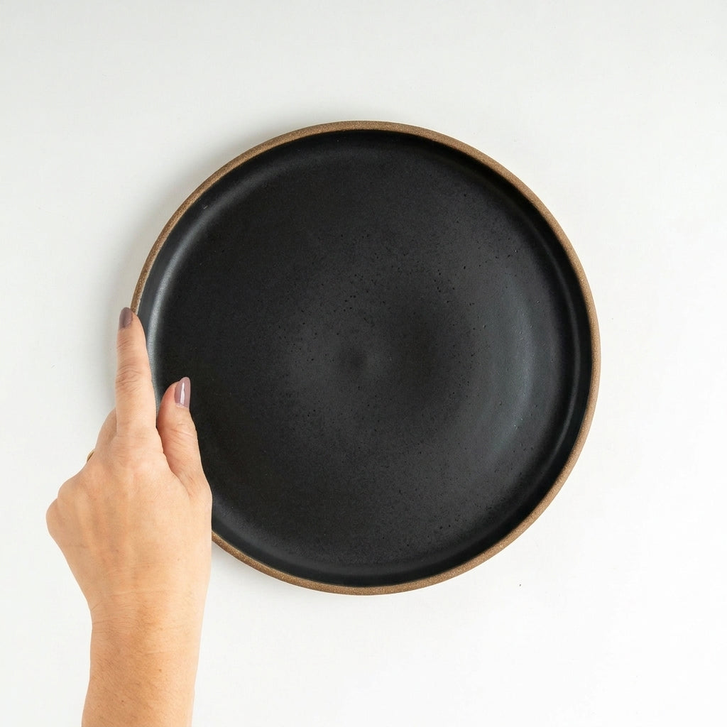 Prato Encontro Salada em cerâmica artesanal — argila Cappuccino, esmalte Preto Acetinado