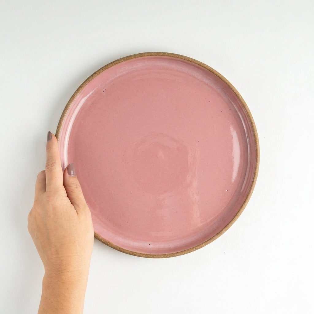 Prato Encontro Salada em cerâmica artesanal — argila Cappuccino, esmalte Rosa Barbie