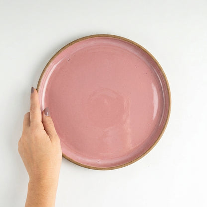 Prato Encontro Salada em cerâmica artesanal — argila Cappuccino, esmalte Rosa Barbie