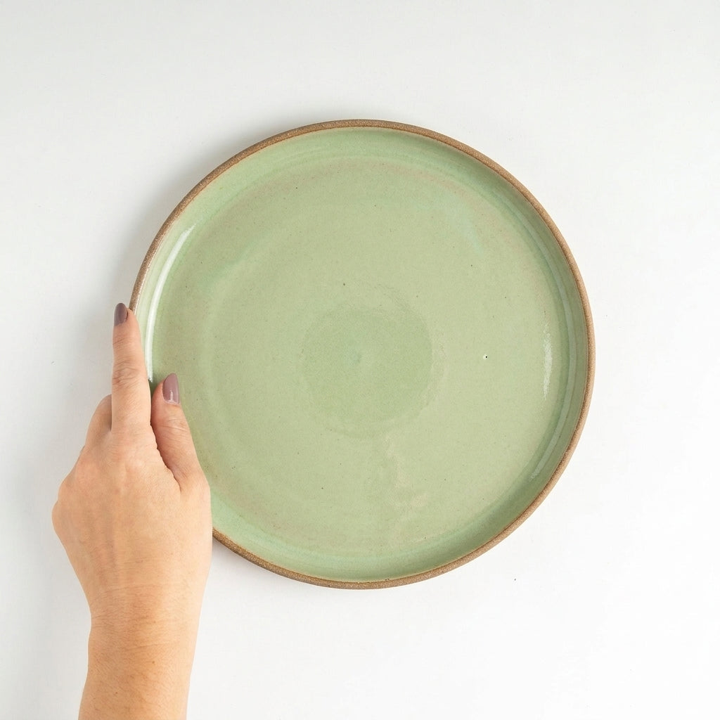 Prato Encontro Salada em cerâmica artesanal — argila Cappuccino, esmalte Verde Menta