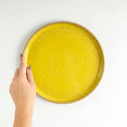 Prato Encontro Salada em cerâmica artesanal — argila Flocos, esmalte Amarelo Intenso
