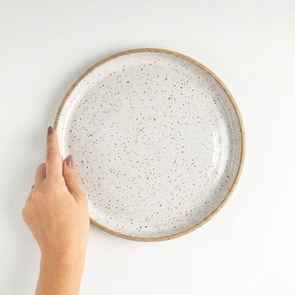 Prato Encontro Salada em cerâmica artesanal — argila Flocos, esmalte Branco AMME