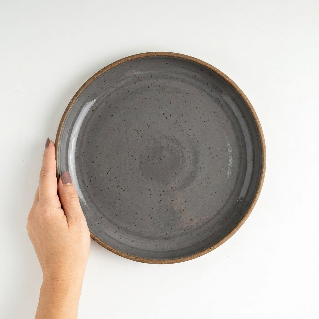 Prato Encontro Salada em cerâmica artesanal — argila Flocos, esmalte Grafite