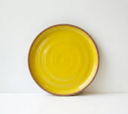 Prato Encontro Sobremesa Orgânico em cerâmica artesanal — argila Cappuccino, esmalte Amarelo Intenso