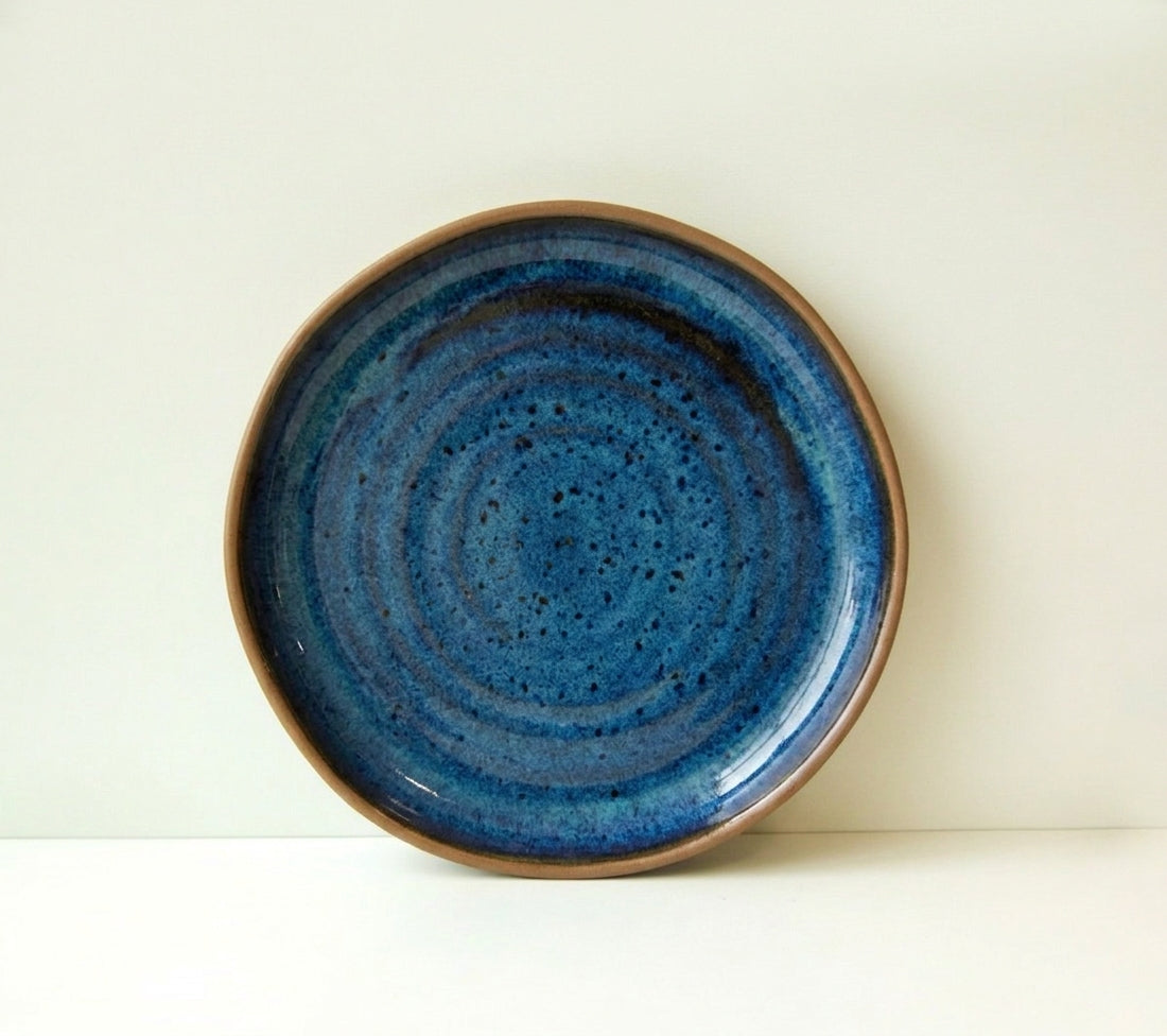 Prato Encontro Sobremesa Orgânico em cerâmica artesanal — argila Cappuccino, esmalte Azul Safira