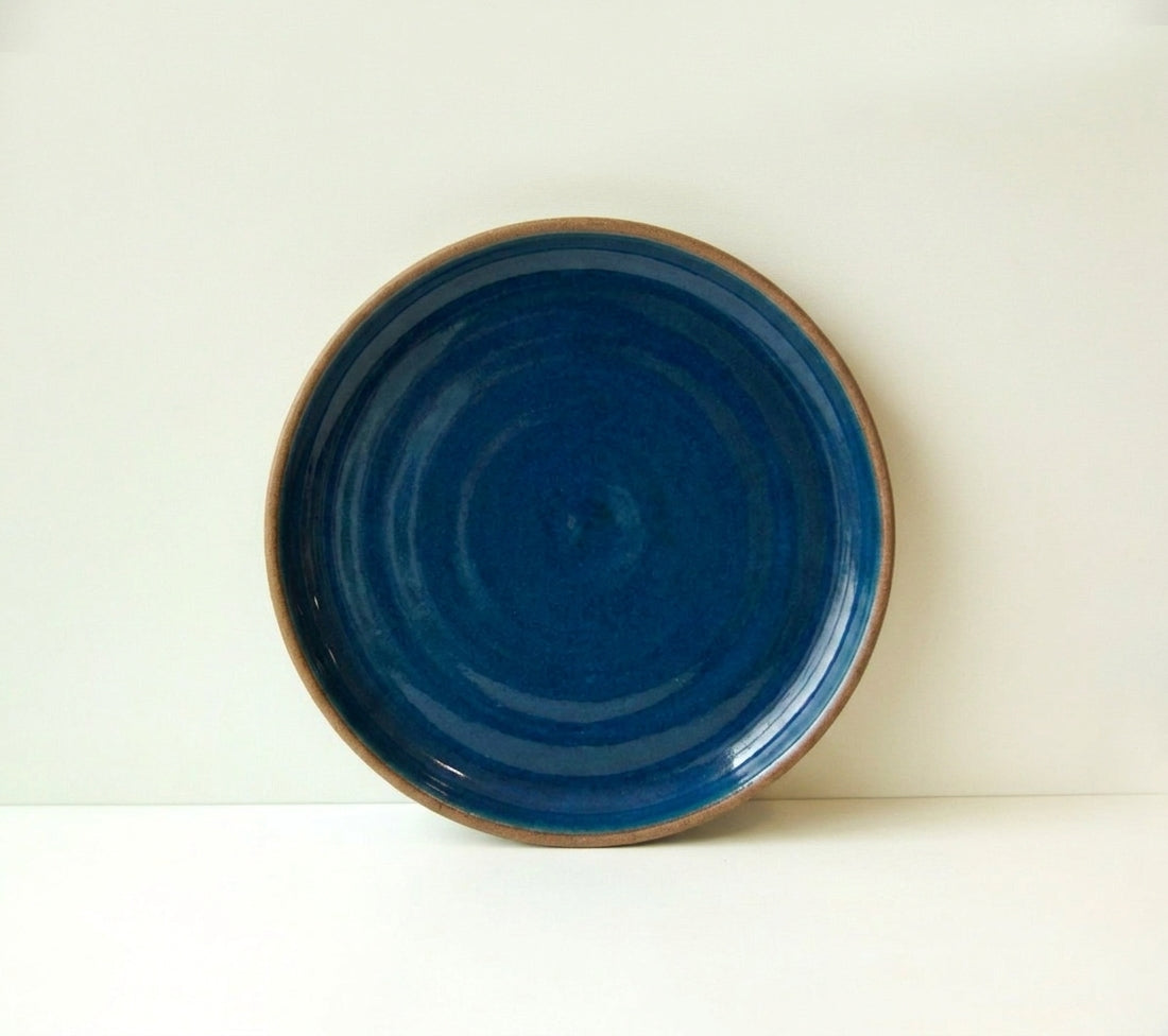 Prato Encontro Sobremesa Orgânico em cerâmica artesanal — argila Cappuccino, esmalte Lazuli