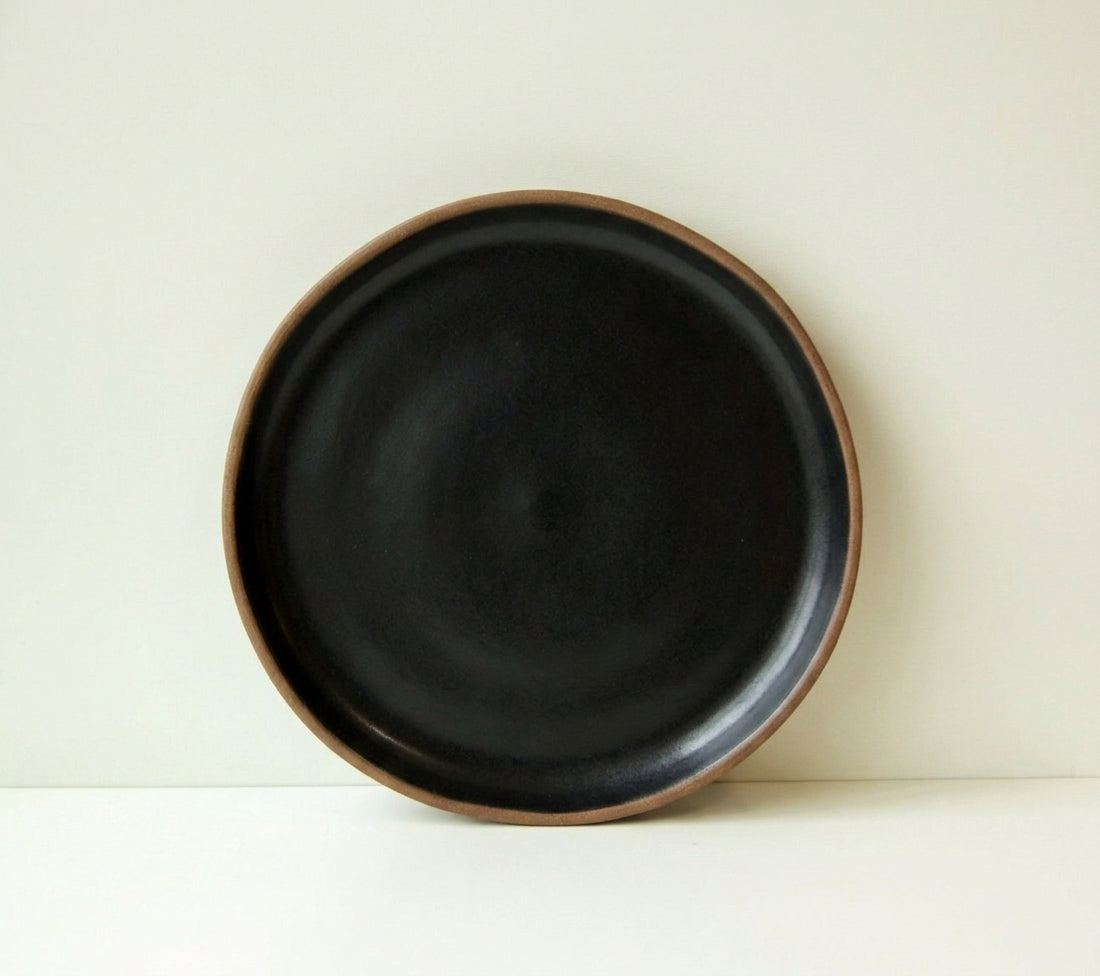 Prato Encontro Sobremesa Orgânico em cerâmica artesanal — argila Cappuccino, esmalte Preto Acetinado