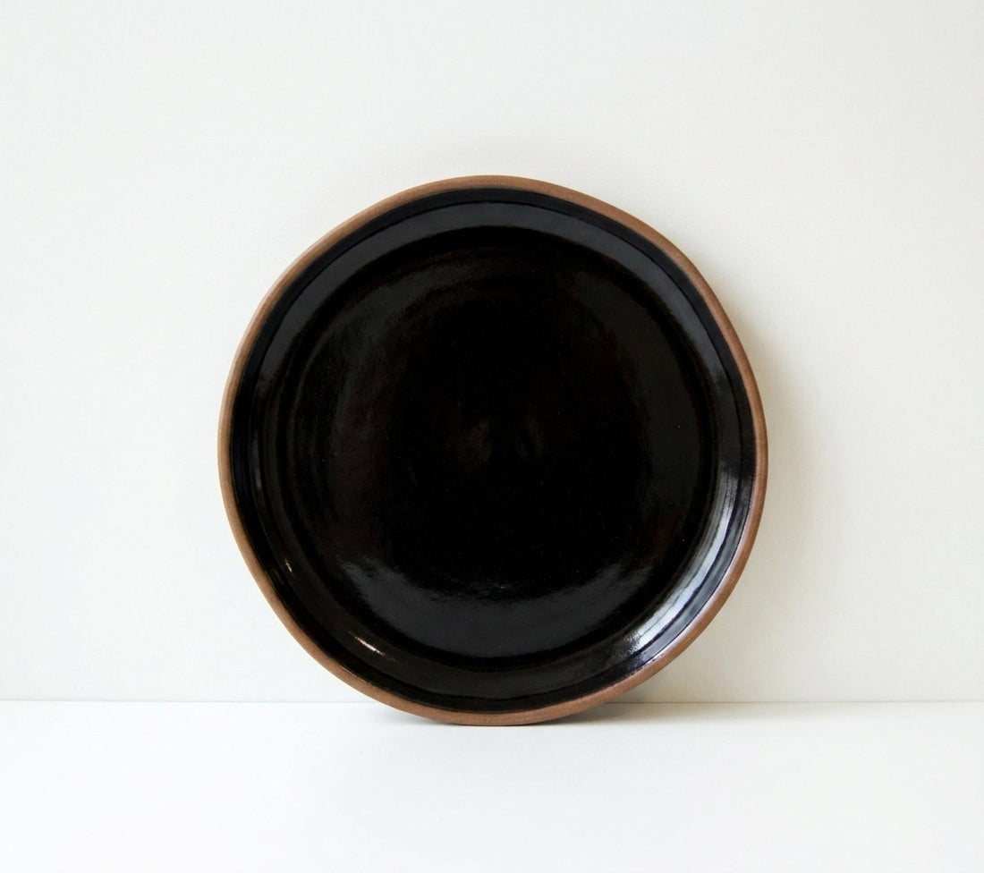Prato Encontro Sobremesa Orgânico em cerâmica artesanal — argila Cappuccino, esmalte Preto Ébano