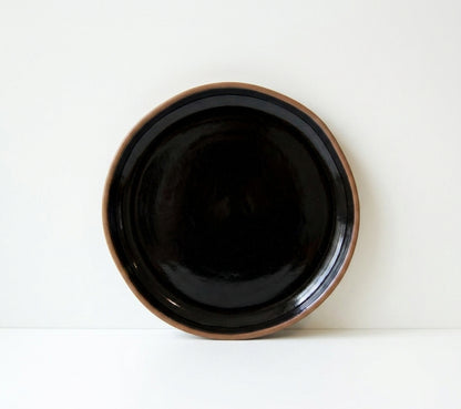 Prato Encontro Sobremesa Orgânico em cerâmica artesanal — argila Cappuccino, esmalte Preto Ébano