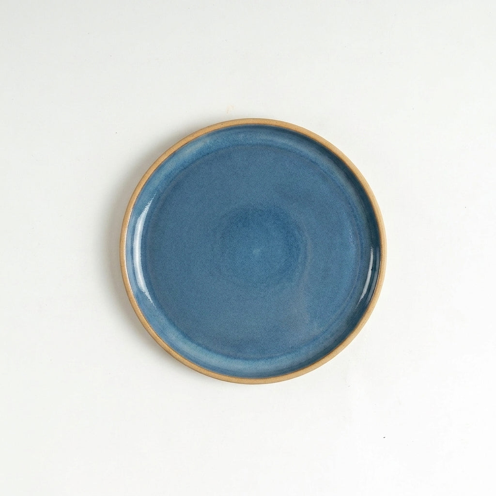 Prato Encontro Sobremesa em cerâmica artesanal — argila Cappuccino, esmalte Azul Safira