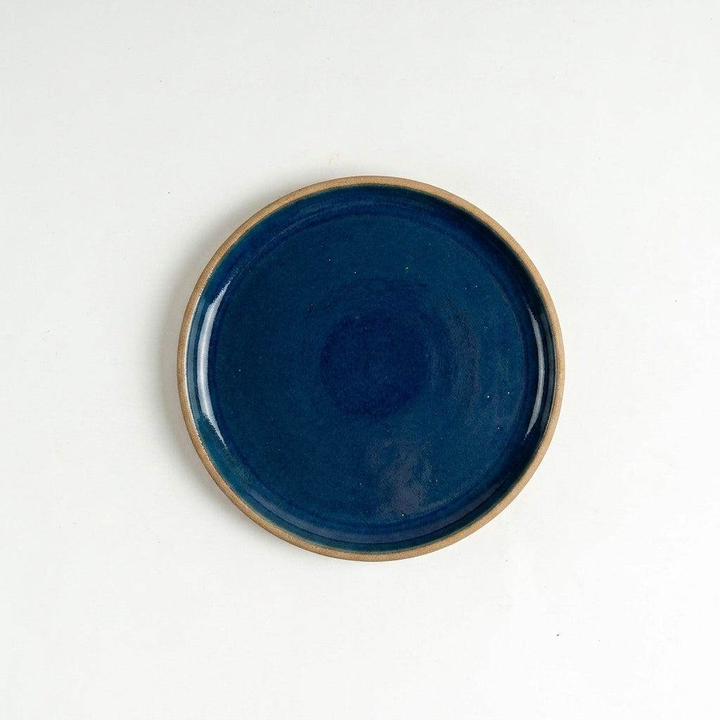 Prato Encontro Sobremesa em cerâmica artesanal — argila Cappuccino, esmalte Lazuli