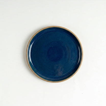 Prato Encontro Sobremesa em cerâmica artesanal — argila Cappuccino, esmalte Lazuli