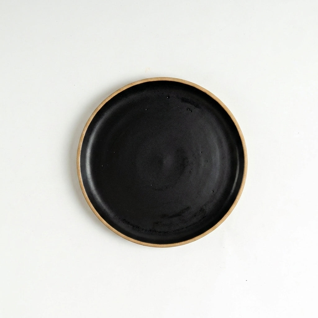 Prato Encontro Sobremesa em cerâmica artesanal — argila Cappuccino, esmalte Preto Acetinado