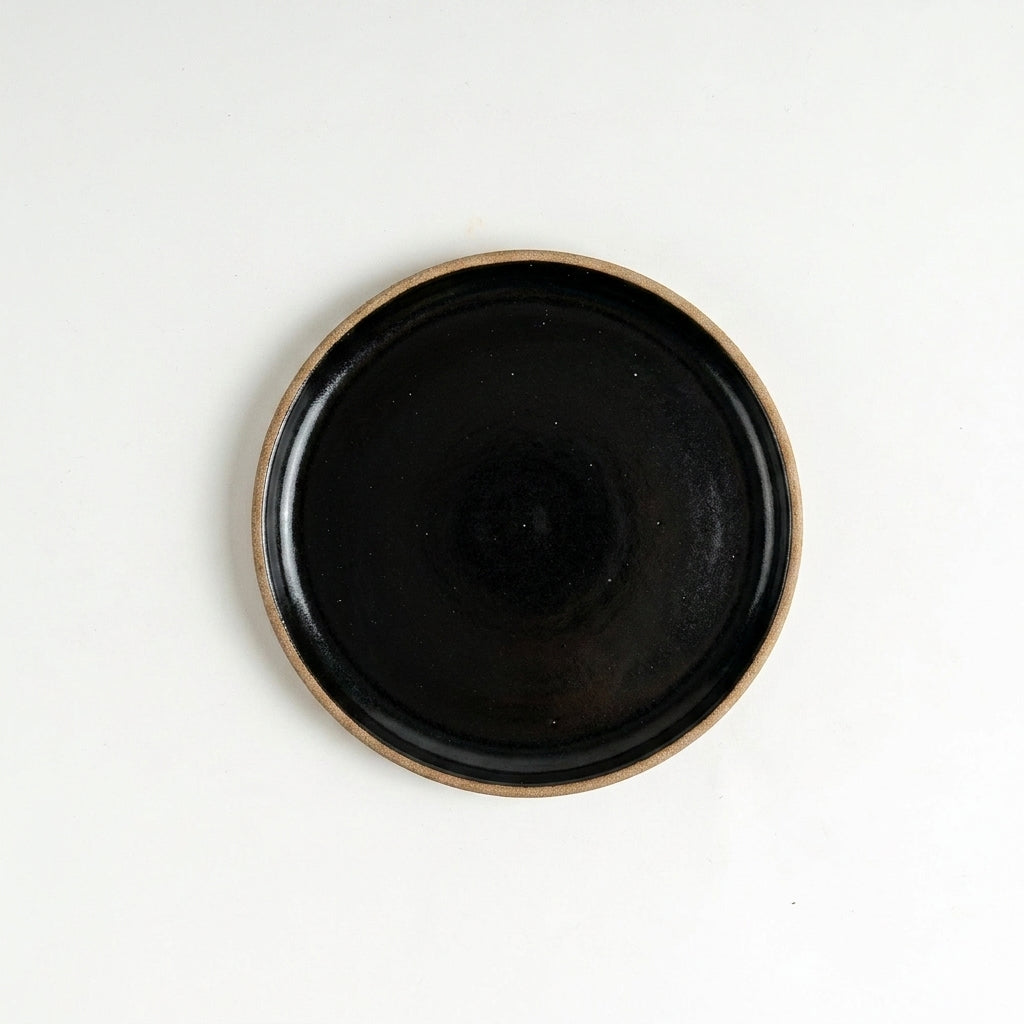 Prato Encontro Sobremesa em cerâmica artesanal — argila Cappuccino, esmalte Preto Ébano