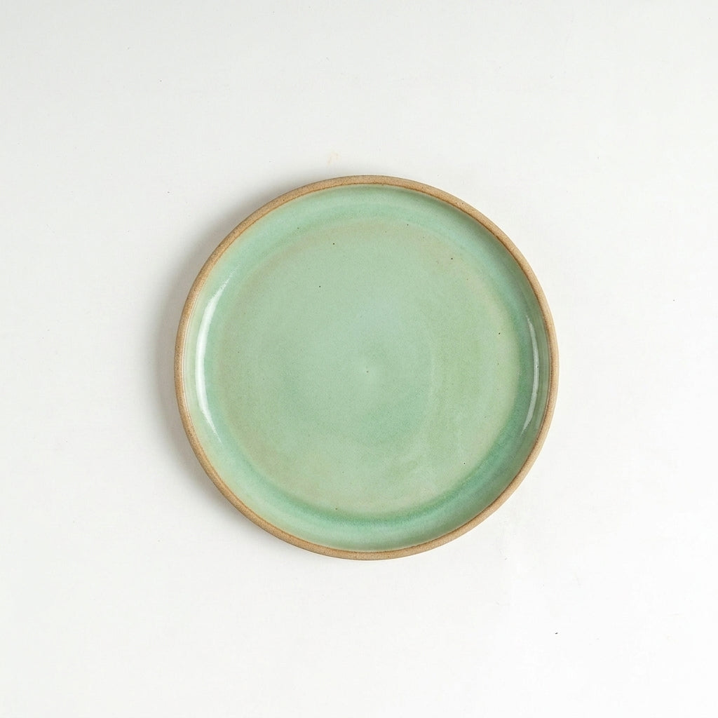Prato Encontro Sobremesa em cerâmica artesanal — argila Cappuccino, esmalte Verde Menta