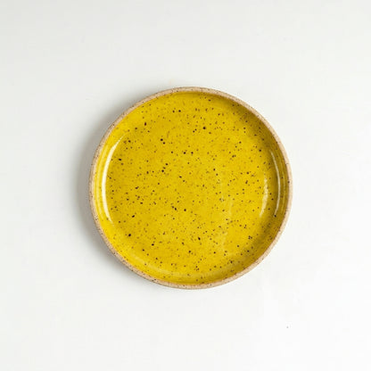 Prato Encontro Sobremesa em cerâmica artesanal — argila Flocos, esmalte Amarelo Intenso
