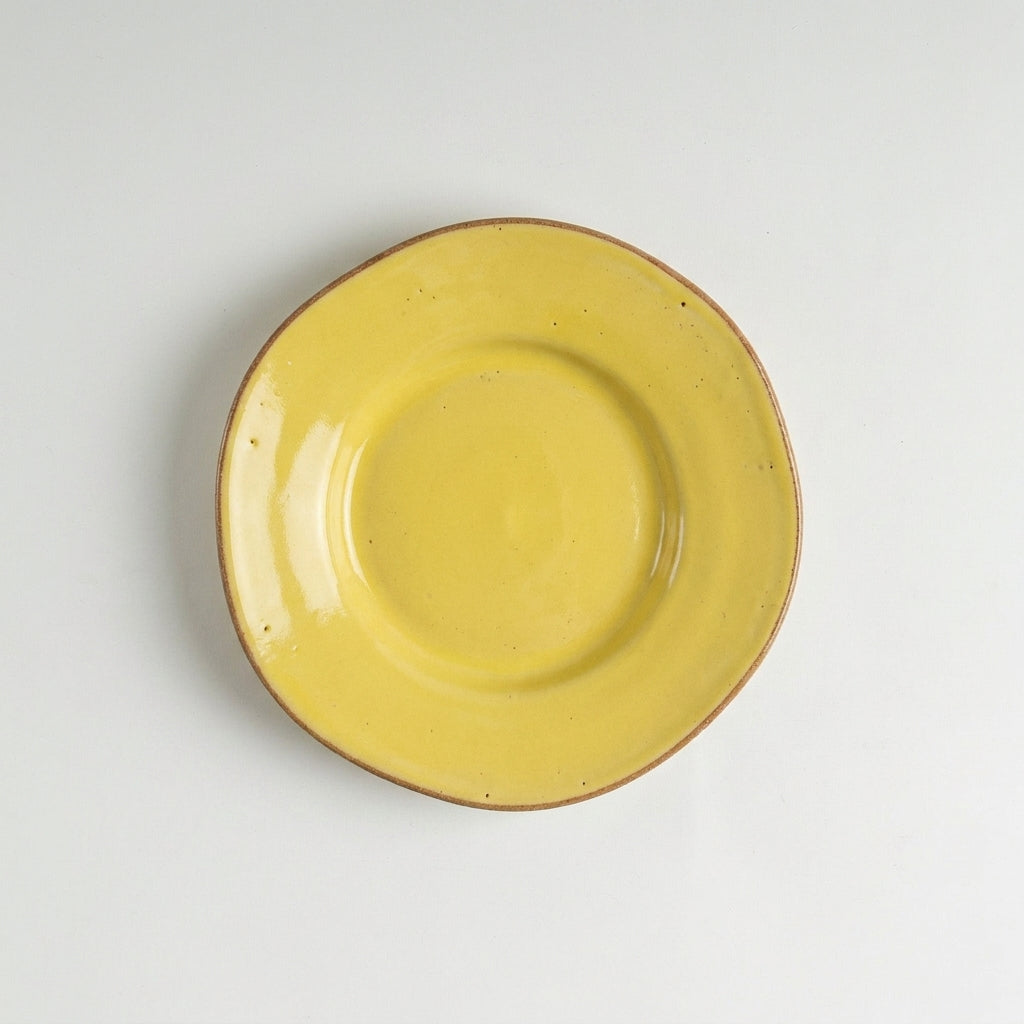 Prato Flor fundo orgânico em cerâmica artesanal — argila Cappuccino, esmalte Amarelo Intenso