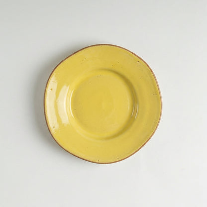 Prato Flor fundo orgânico em cerâmica artesanal — argila Cappuccino, esmalte Amarelo Intenso