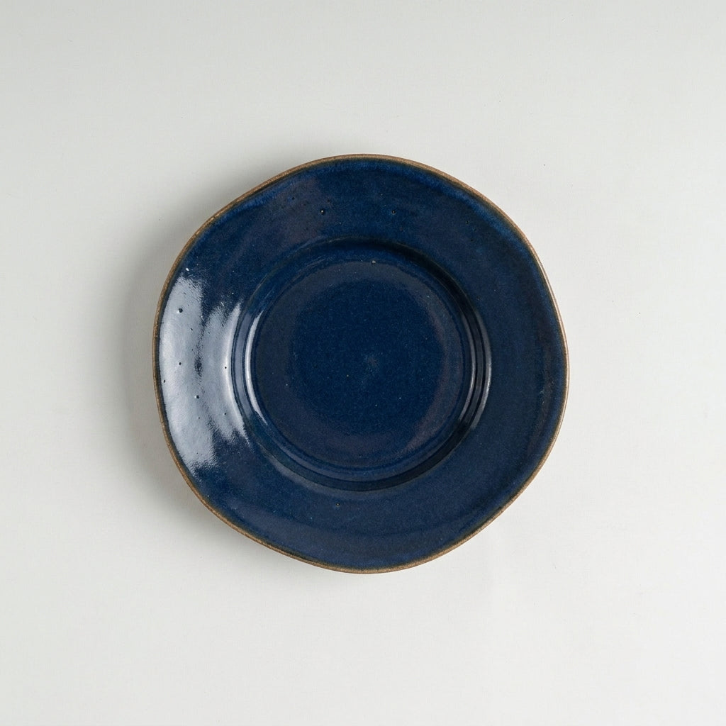 Prato Flor fundo orgânico em cerâmica artesanal — argila Cappuccino, esmalte Lazuli