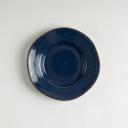 Prato Flor fundo orgânico em cerâmica artesanal — argila Cappuccino, esmalte Lazuli