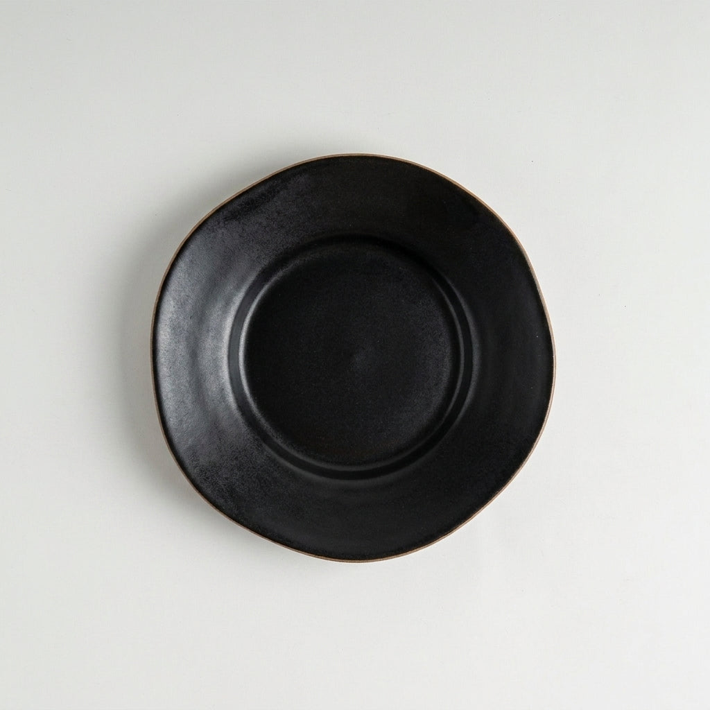 Prato Flor fundo orgânico em cerâmica artesanal — argila Cappuccino, esmalte Preto Acetinado