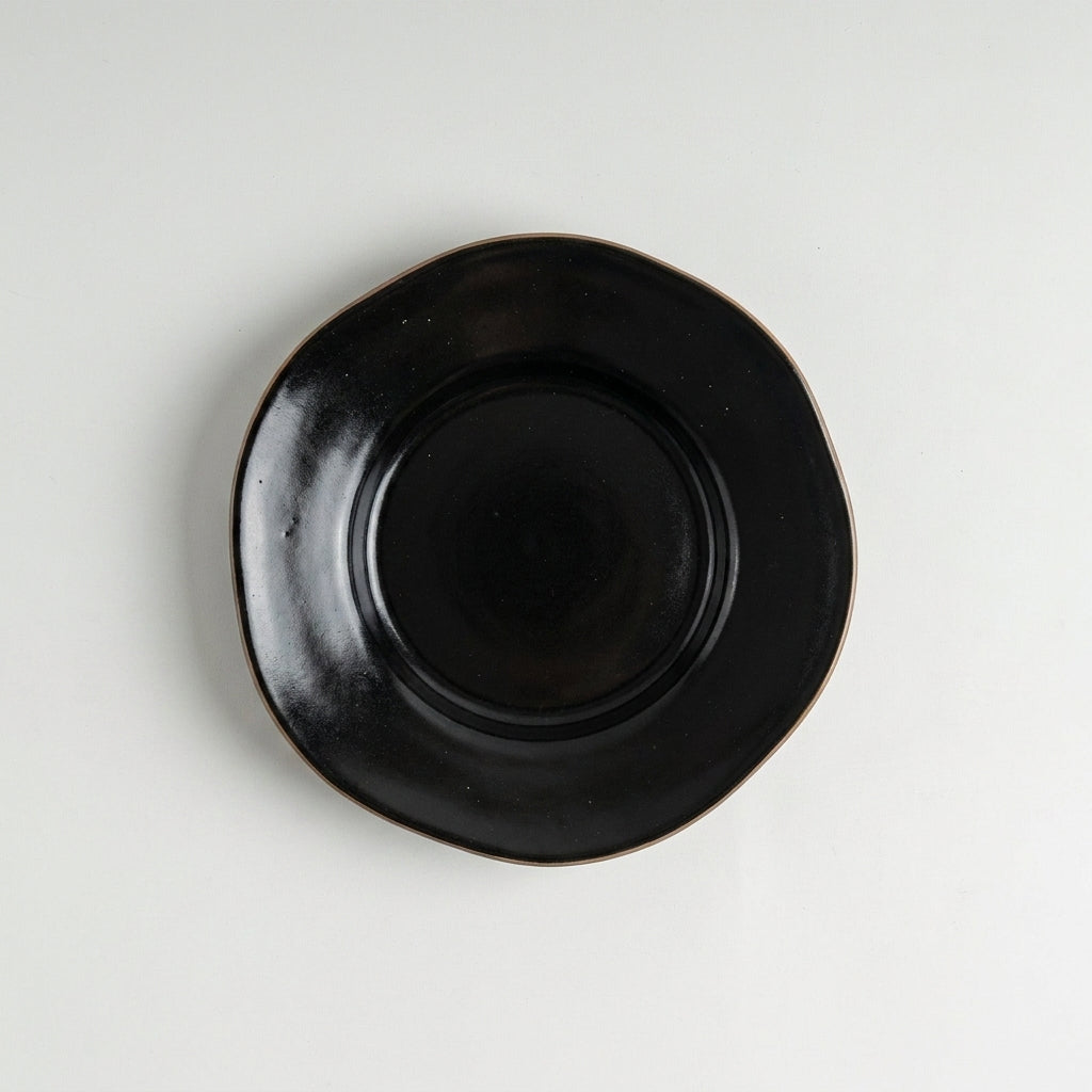 Prato Flor fundo orgânico em cerâmica artesanal — argila Cappuccino, esmalte Preto Ébano