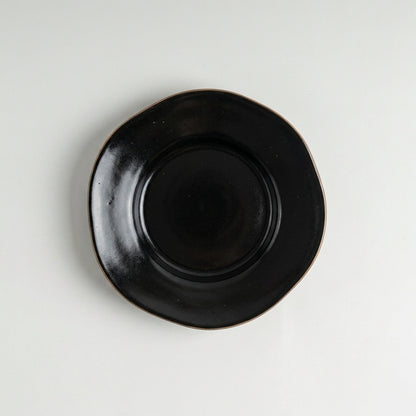 Prato Flor fundo orgânico em cerâmica artesanal — argila Cappuccino, esmalte Preto Ébano