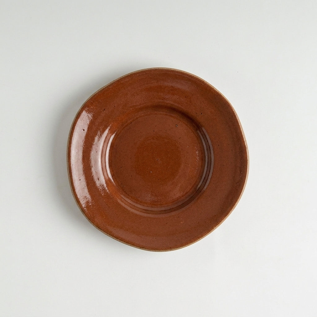 Prato Flor fundo orgânico em cerâmica artesanal — argila Cappuccino, esmalte Sol de Terracota