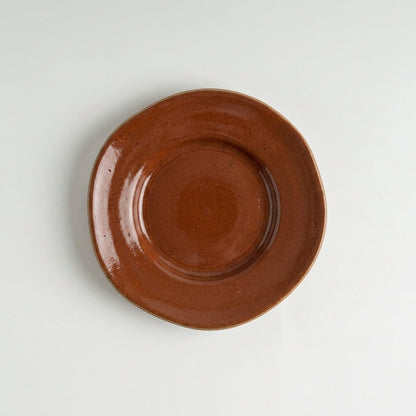 Prato Flor fundo orgânico em cerâmica artesanal — argila Cappuccino, esmalte Sol de Terracota
