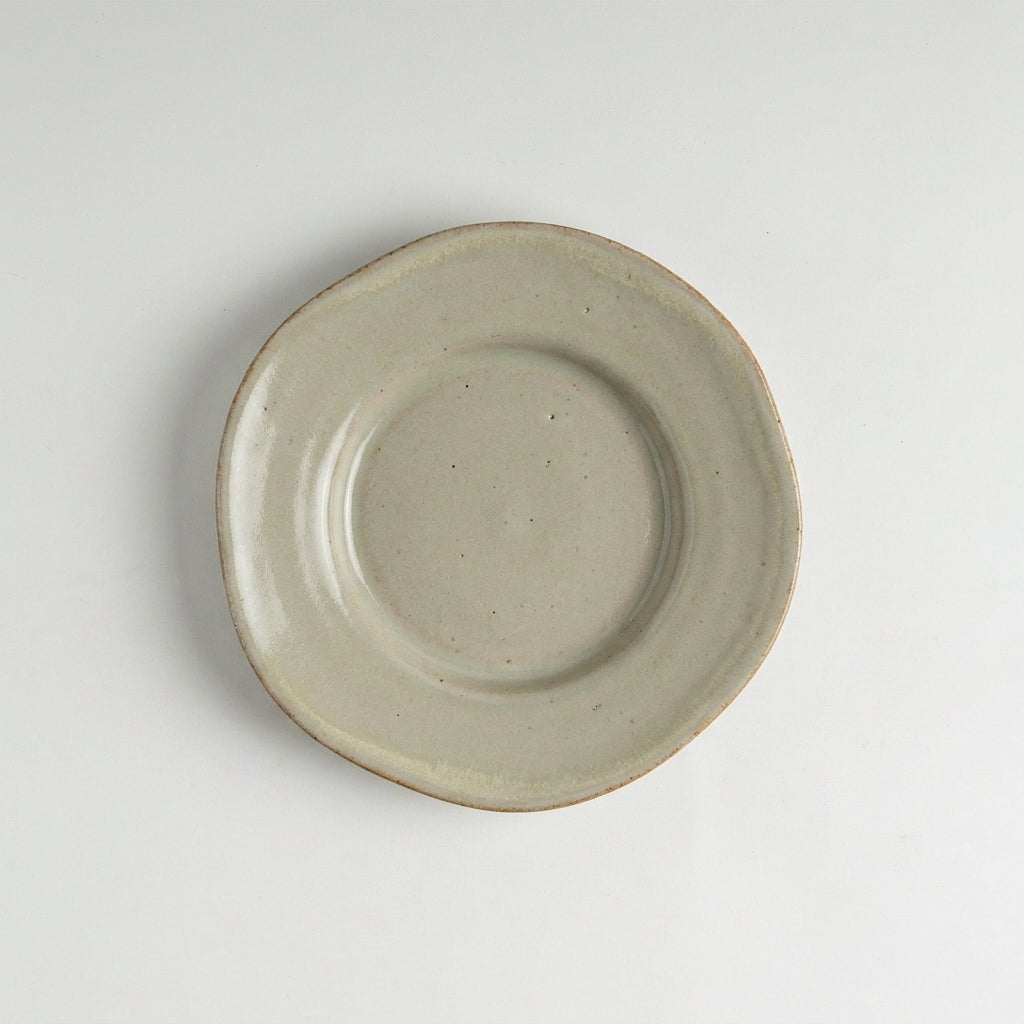Prato Flor fundo orgânico em cerâmica artesanal — argila Cappuccino, esmalte Verde Pompeia