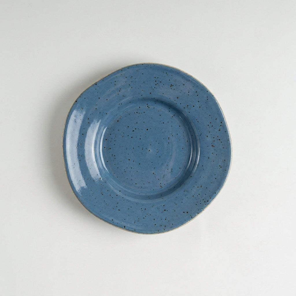 Prato Flor fundo orgânico em cerâmica artesanal — argila Flocos, esmalte Azul Safira