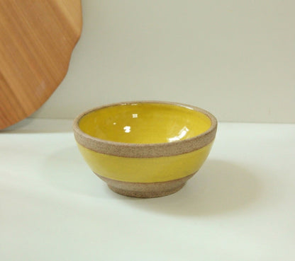 Prato Fundo Cone em cerâmica artesanal — argila Cappuccino, esmalte Amarelo Intenso