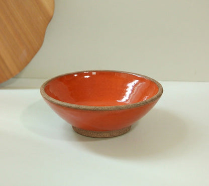Prato Fundo Cone em cerâmica artesanal — argila Cappuccino, esmalte Laranja Intenso