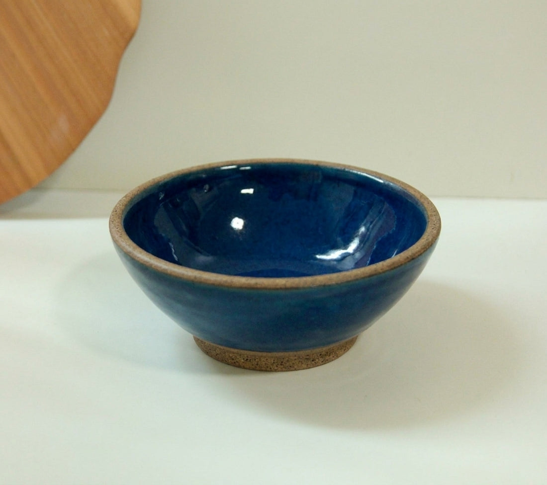 Prato Fundo Cone em cerâmica artesanal — argila Cappuccino, esmalte Lazuli