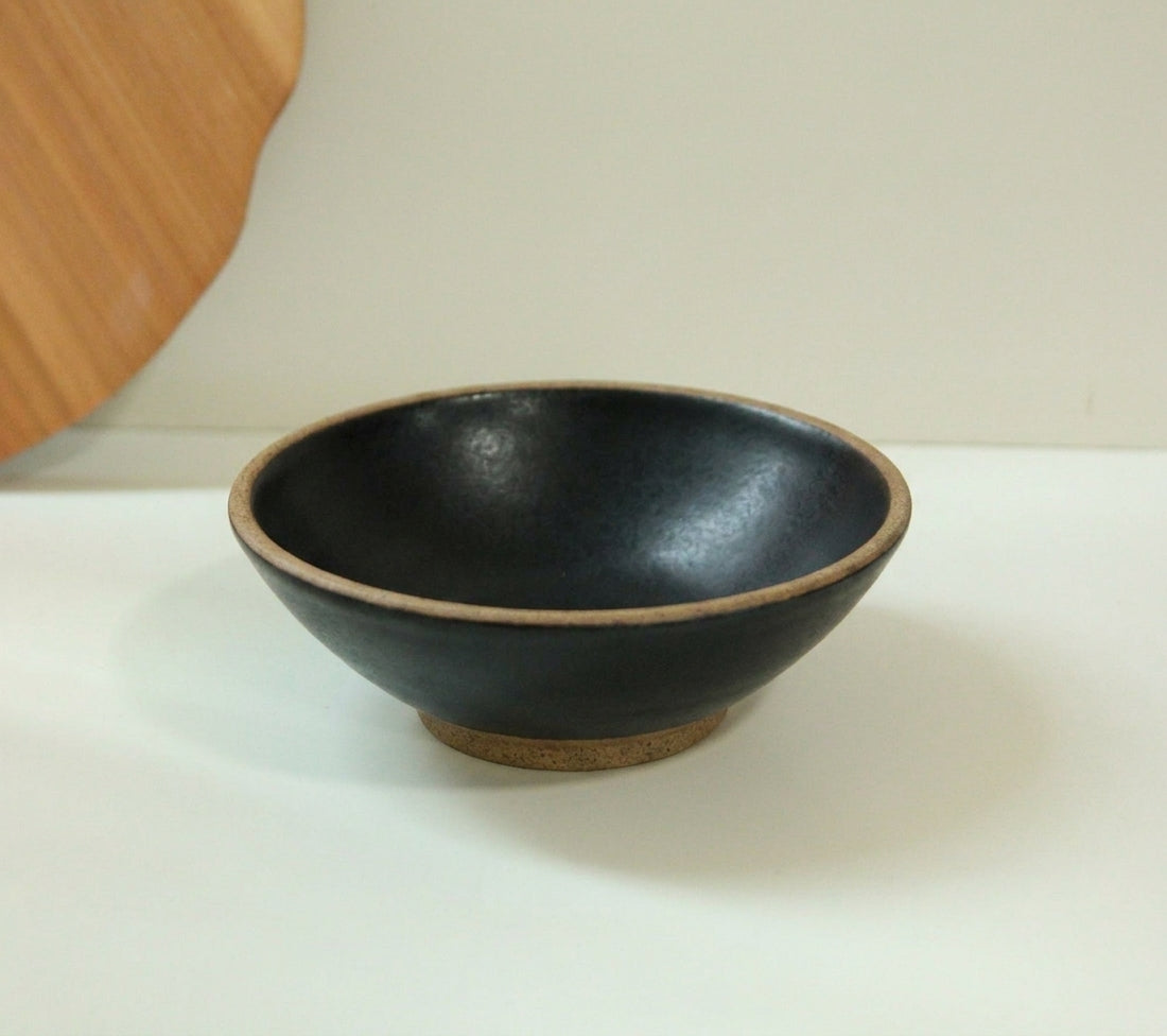 Prato Fundo Cone em cerâmica artesanal — argila Cappuccino, esmalte Preto Acetinado